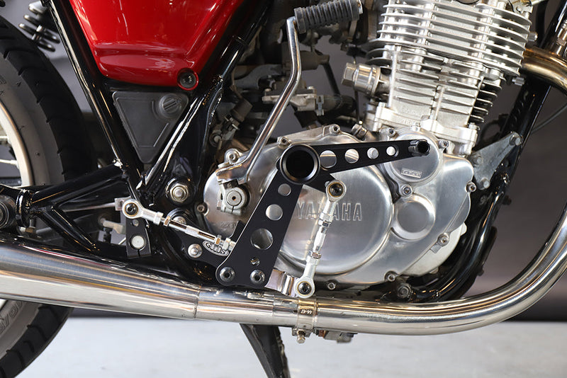 2WAY MIDSTEP KIT(SR400/500)の取り付け手順 ― ミッド/フォワードの切り替えとジョッキーシフト