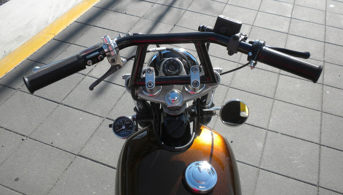 SR400/500 カスタム モーターサイクルズ-バーン