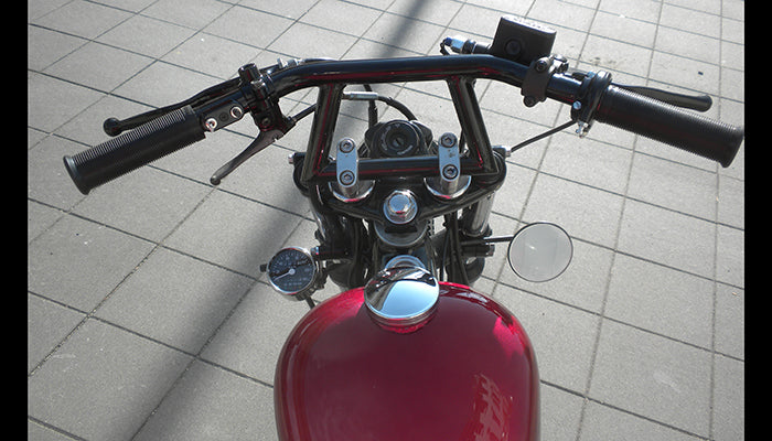 SR400/500 カスタム モーターサイクルズ-バーン