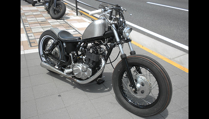 SR400/500 カスタム モーターサイクルズ-バーン