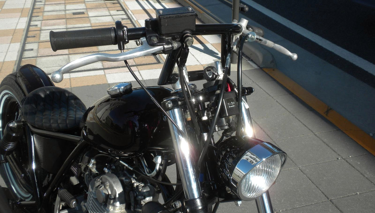 SR400/500 カスタム モーターサイクルズ-バーン