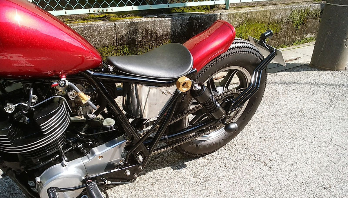 SR400/500 カスタム モーターサイクルズ-バーン