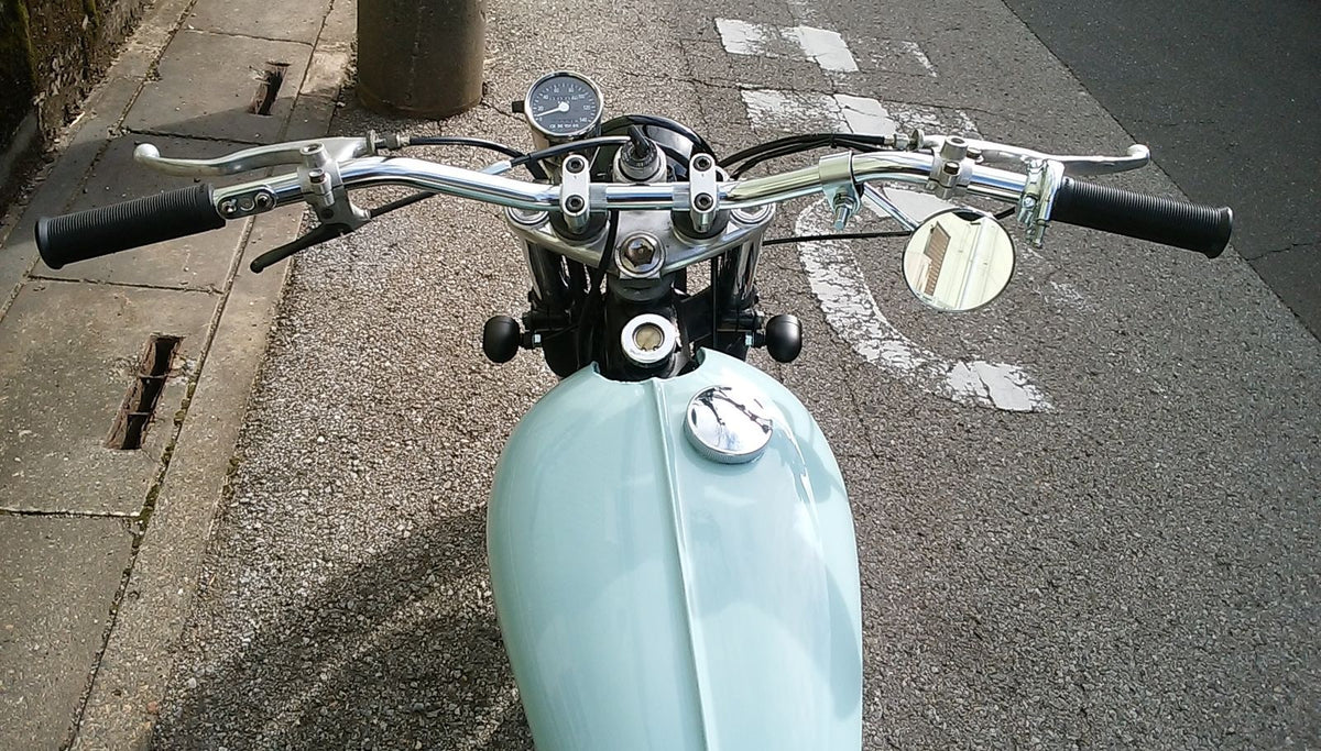 SR400/500 カスタム モーターサイクルズ-バーン