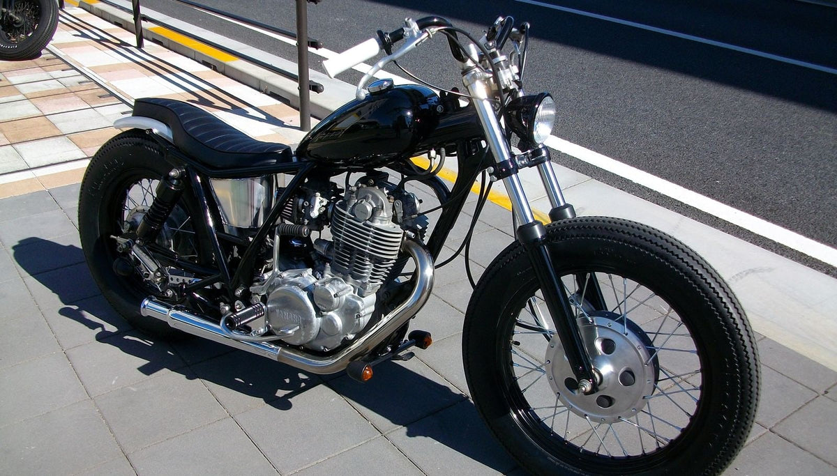 SR400/500 カスタム モーターサイクルズ-バーン