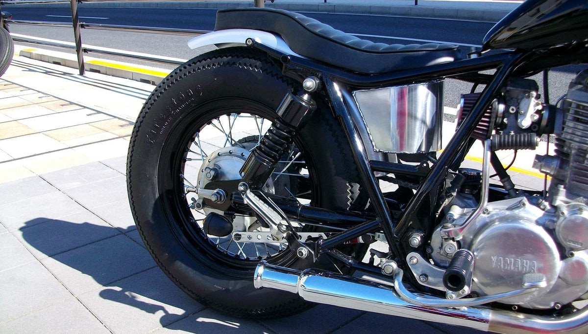 SR400/500 カスタム モーターサイクルズ-バーン