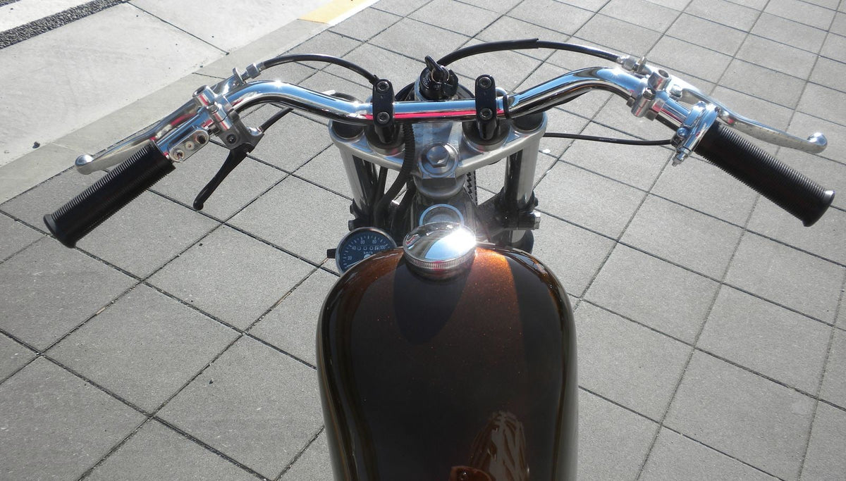 SR400/500 カスタム モーターサイクルズ-バーン