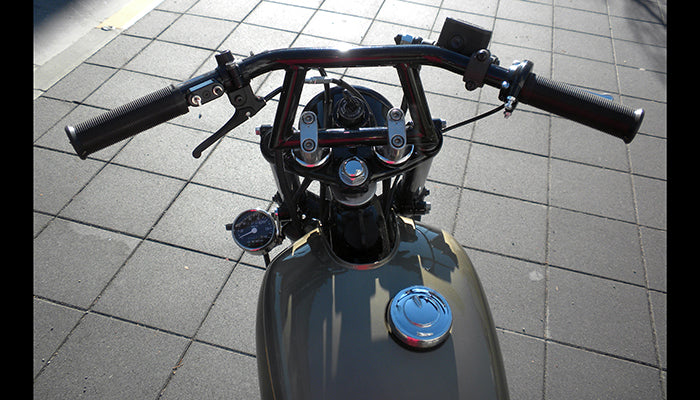 SR400/500 カスタム モーターサイクルズ-バーン