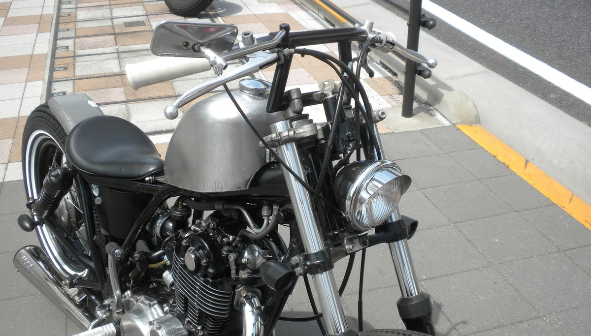 SR400/500 カスタム モーターサイクルズ-バーン