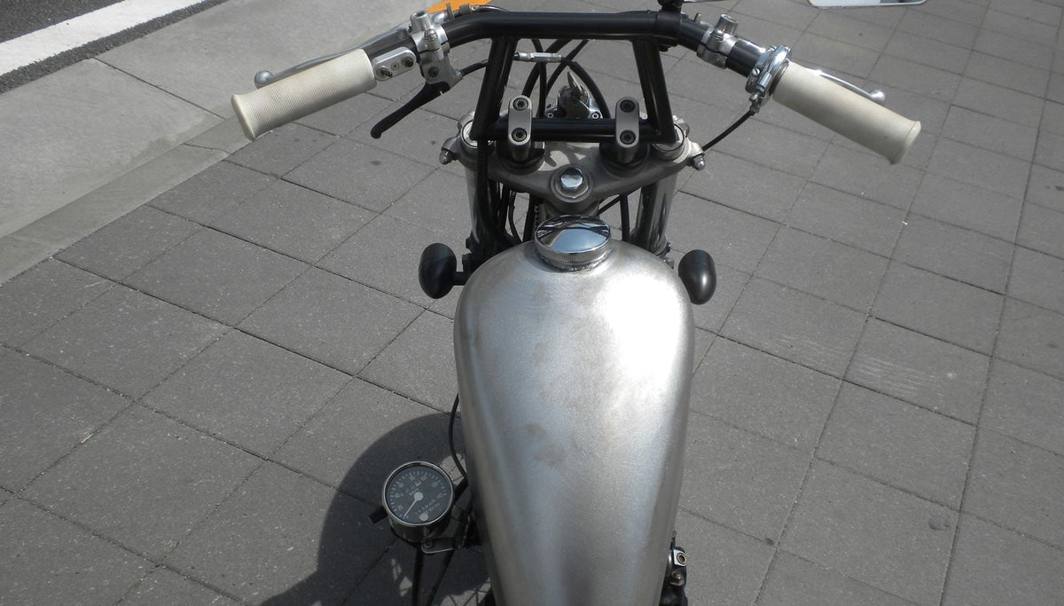 SR400/500 カスタム モーターサイクルズ-バーン