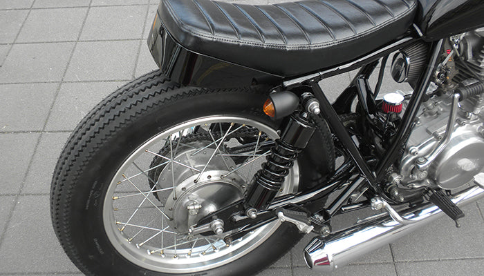 SR400/500 カスタム モーターサイクルズ-バーン