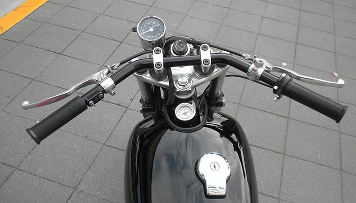 SR400/500 カスタム モーターサイクルズ-バーン