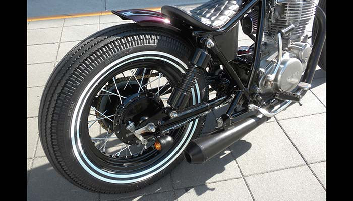 SR400/500 カスタム モーターサイクルズ-バーン