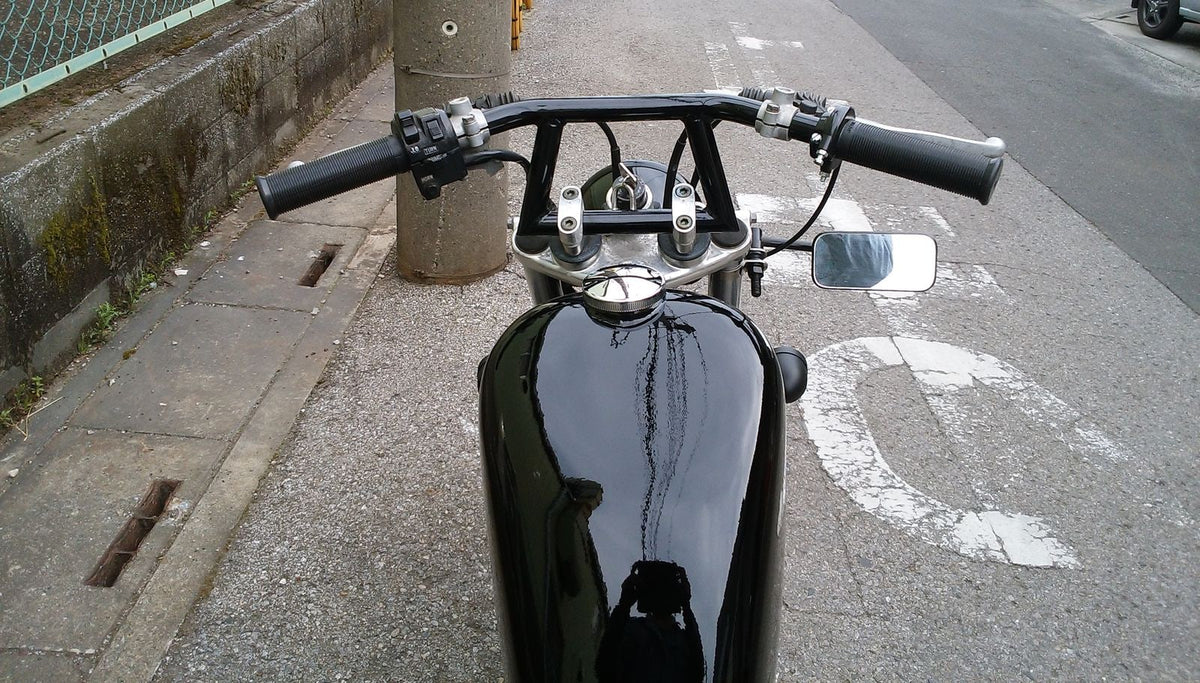 SR400/500 カスタム モーターサイクルズ-バーン