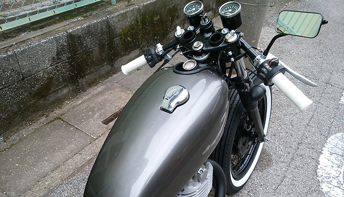SR400/500 カスタム モーターサイクルズ-バーン