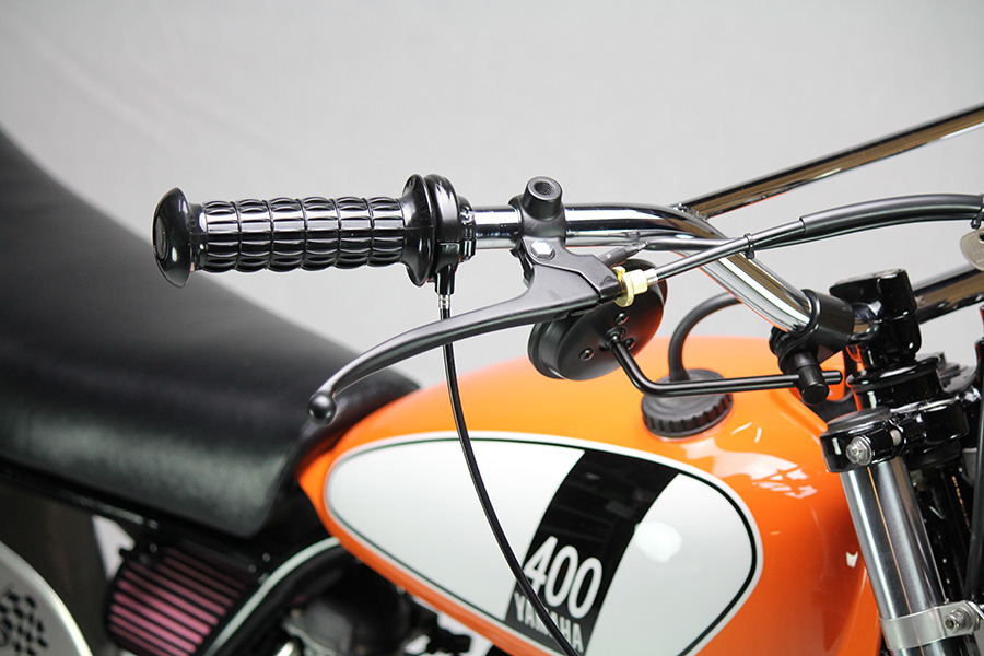 定期入れの MAD MAX製バイクグリップ